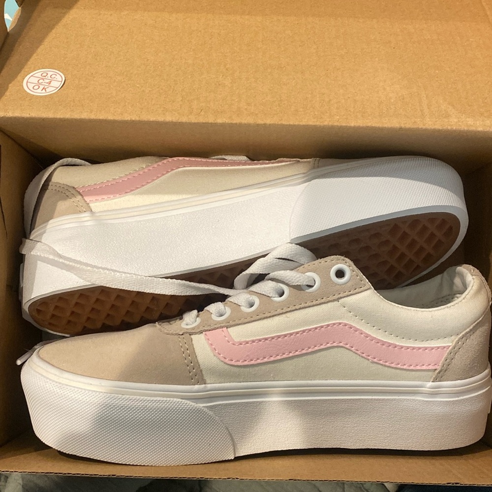 BRAND NEW vans sneakers in original box 5.5 women’s